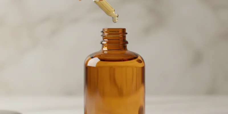 高級感のある琥珀色のボトルとスポイトのアップ写真